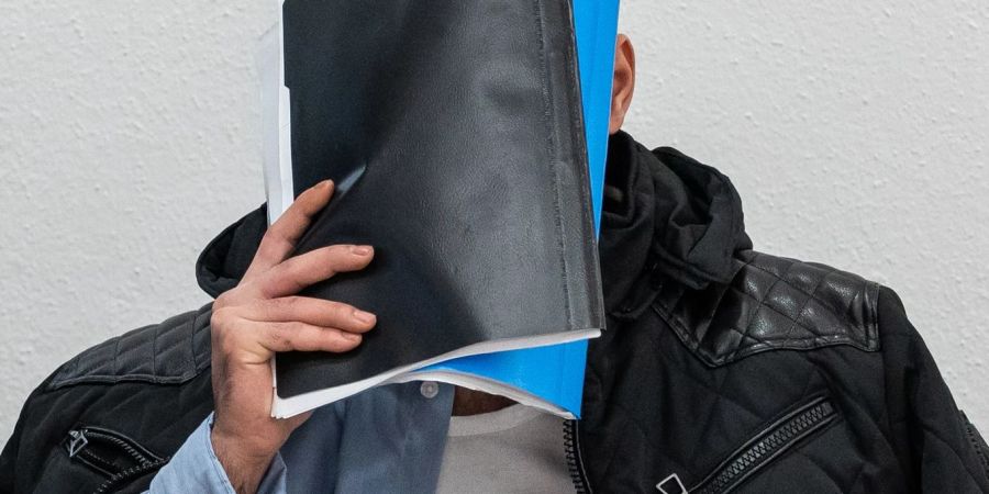 Der Angeklagte soll seine zur Tatzeit 18-jährige Schwester in seinem WG-Zimmer eingesperrt, verletzt und mehrmals vergewaltigt haben.
