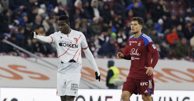 Sions Superstar Mario Balotelli gestikuliert im Spiel gegen Servette. Super League
