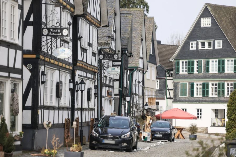 Fachwerkhäuser und Autos sind in der Altstadt von Freudenberg zu sehen. An der Schule des getöteten zwölfjährigen Mädchens Luise im südlichen Nordrhein-Westfalen sollen die Schülerinnen und Schüler nach ausführlichen Gesprächen allmählich wieder nach Stundenplan unterrichtet werden.