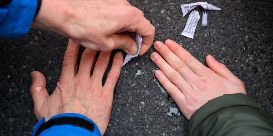 Rund eine Stunde lang behinderten Klimaaktivisten den Verkehr in Hannover.