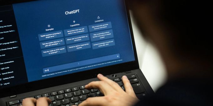 OpenAI steht mit seinem Textroboter ChatGPT seit Wochen in den Schlagzeilen, weil viele Millionen die KI-Anwendung ausprobieren können. openai