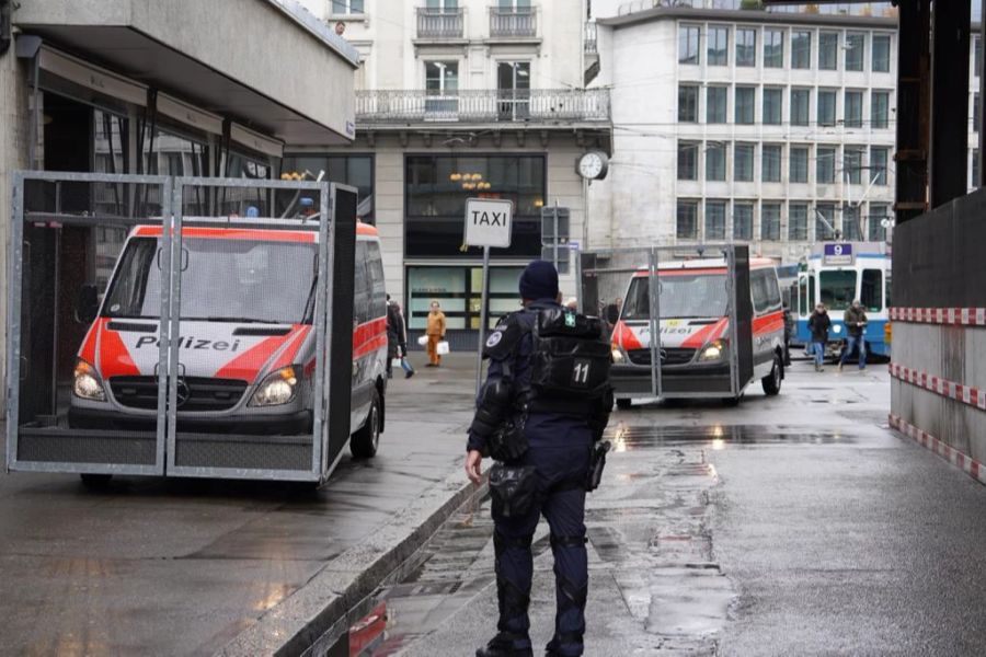 Vor Beginn der unbewilligten feministischen Demo in Zürich hat die Polizei den Weg zum Bahnhof abgeriegelt.