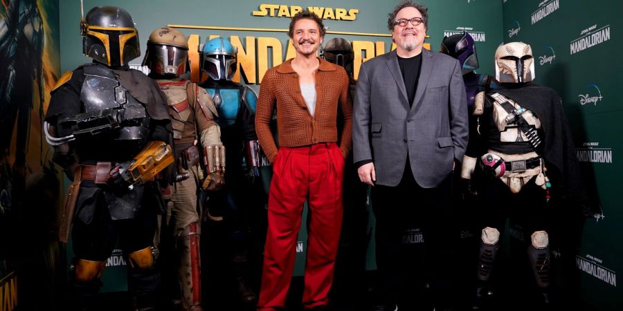 Schauspieler Pedro Pascal (l) und Regisseur Jon Favreau stellten die «Star Wars»-Serie «The Mandalorian» in London vor.