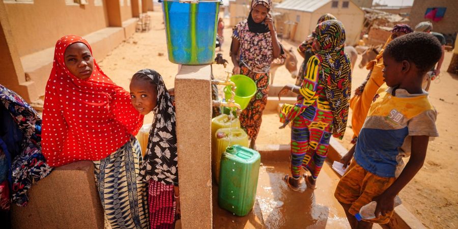 Kinder stehen an einer Wasserstelle im westafrikanischen Staat Niger.