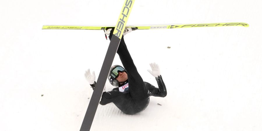 Akito Watabe aus Japan stürzte im Springen des Mixed-Wettbewerbes.
