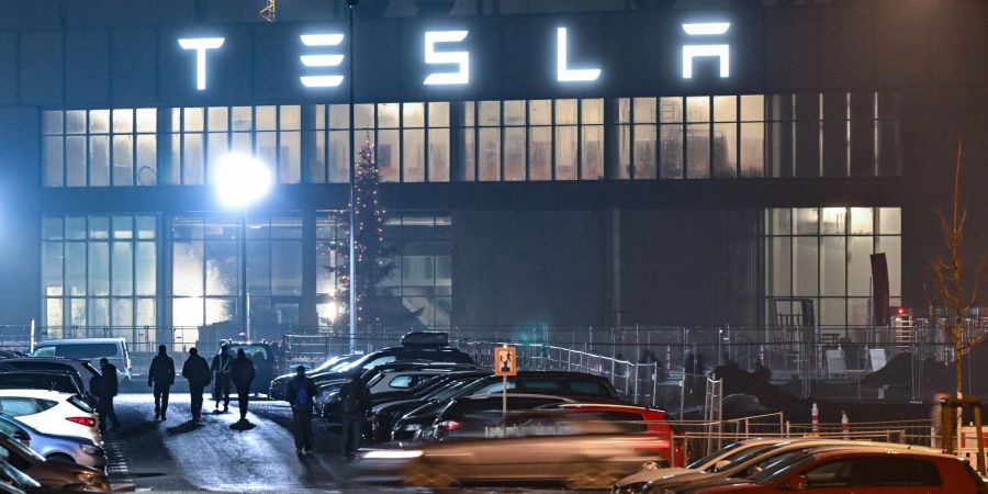 Der US-Elektroautobauer Tesla beschäftigt in seiner Fabrik in Grünheide bei Berlin mehr als 10.000 Mitarbeiter.