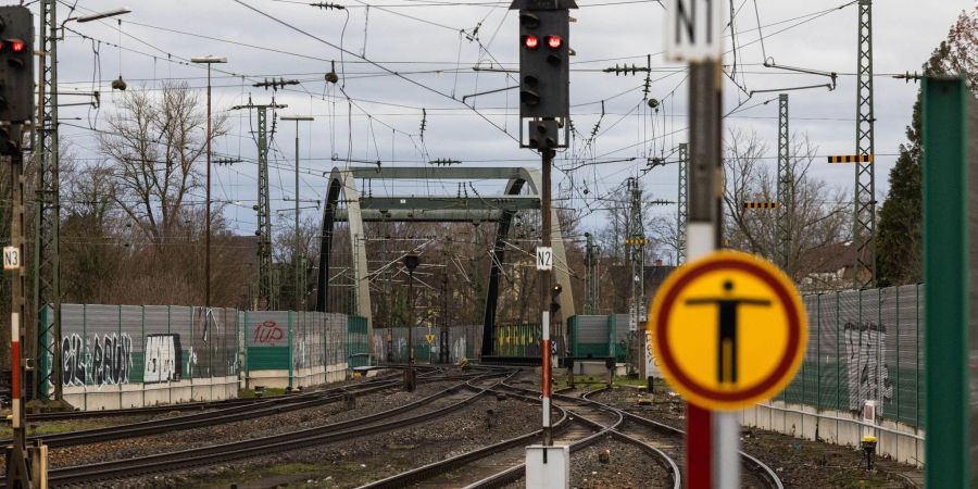 Die Sprengung einer Weltkriegsbombe hat für Chaos im Schienenverkehr gesorgt.