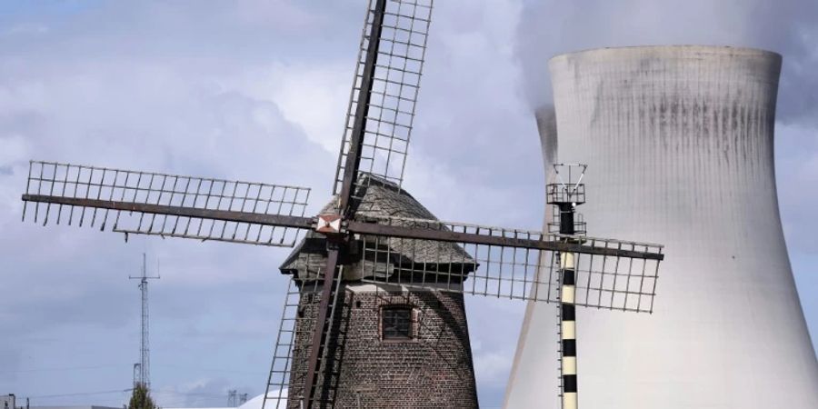 Das Atomkraftwerk Doel bei Antwerpen, im Vordergrund eine alte Windmühle