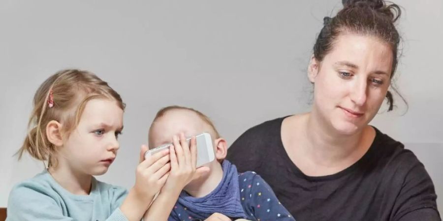 Das Handy macht Kinder zu virtuellen Waisen. Manche Babys geben es aus bitterer Erfahrung schon im Alter von vier Monaten auf, mit der Mutter in Kontakt zu treten. (Symbolbild)