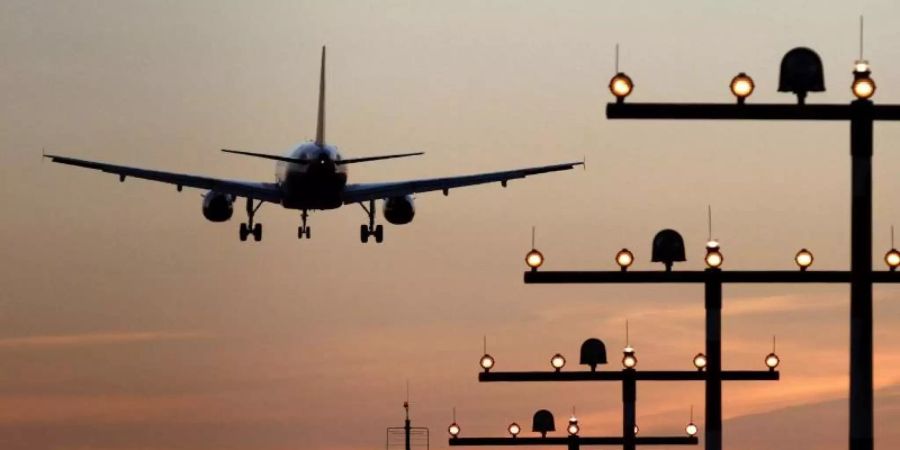 Flugzeug im Sonnenuntergang