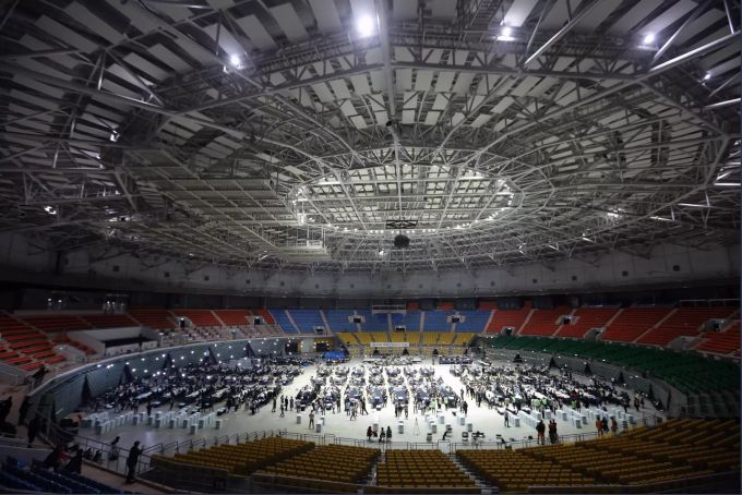 Mitglieder der Nationalen Wahlkommission zählen in einer Sporthalle die Stimmzettel der Parlamentswahl aus. Parlamentswahl in Südkorea