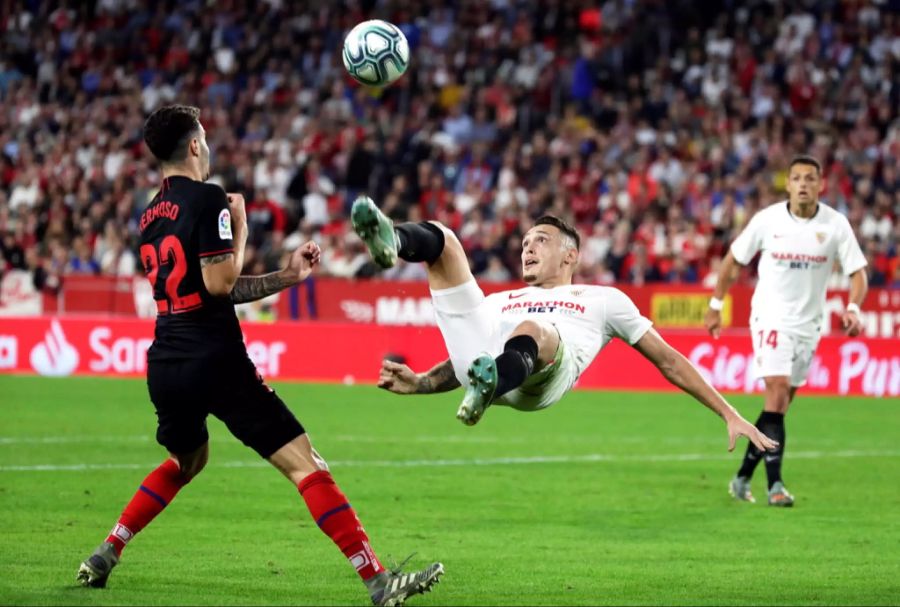 Lucas Ocampos (m.) im Spiel gegen Atletico Madrid.