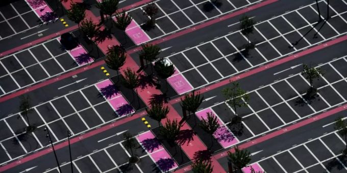 Leerer Parkplatz vor einem Kino in Dortmund Leerer Parkplatz vor einem Kino in Dortmund