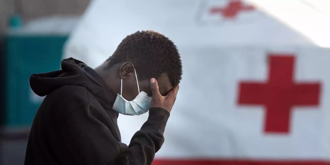 Ein Migrant trägt auf Gran Canaria eine Schutzmaske. Migranten Kanaren