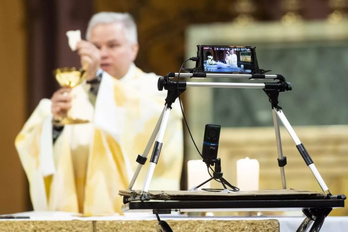 Abt Vincent Marville filmt seinen Gottesdienst in der Basilika Mariä Himmelfahrt mit einem Smartphone. Aufgrund der geltenden Vorschriften während der Corona-Krise wird der Gottesdienst per Livestream übertragen. Coronavirus - Schweiz