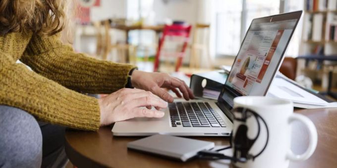 Monatelang gilt in der Schweiz eine Homeoffice-Pflicht. Doch nun ersetzt der Bundesrat die Pflicht durch eine Empfehlung. telearbeit Novartis