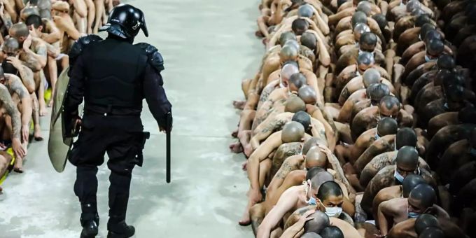 «Entmenschlichend» - El Salvador geht hart gegen Häftlinge vor