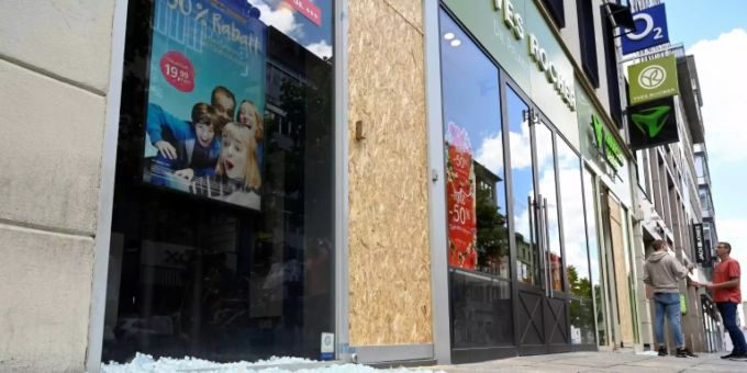 Stuttgart - Hunderte Menschen randalieren in Stuttgarter Innenstadt