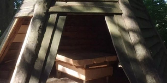 Das Tipi mit dem neuen, massiven Holztisch.