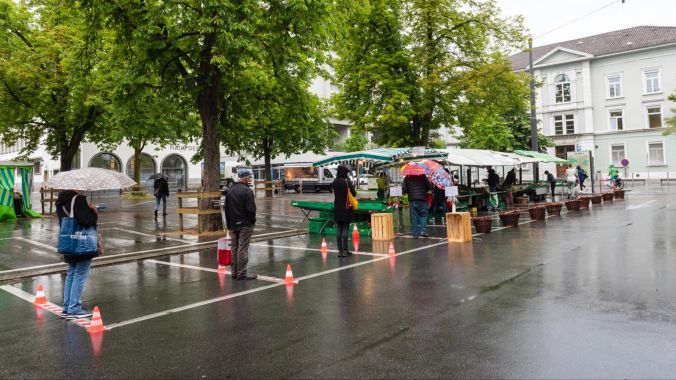 Fast wie ein Parcour; Abstand halten gilt auch am Markt.