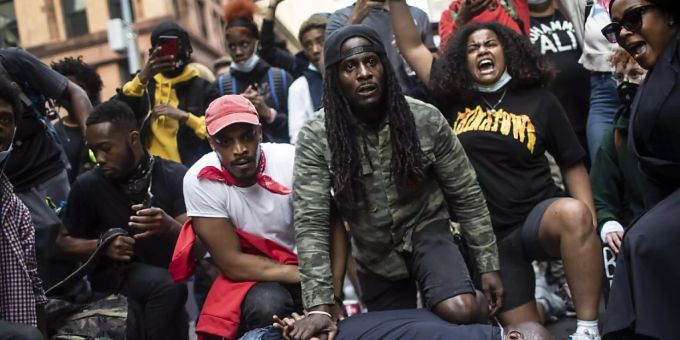 Demonstranten stellen in New York die Szene nach, die zum Tod von George Floyd führte. Der Protest der Demonstranten richtet sich gegen Rassismus und Polizeigewalt. Foto: Wong Maye-E/AP/dpa Demonstranten stellen in New York die Szene nach, die zum Tod von George Floyd führte. Der Protest der Demonstranten richtet sich gegen Rassismus und Polizeigewalt. Foto: Wong Maye-E/AP/dpa