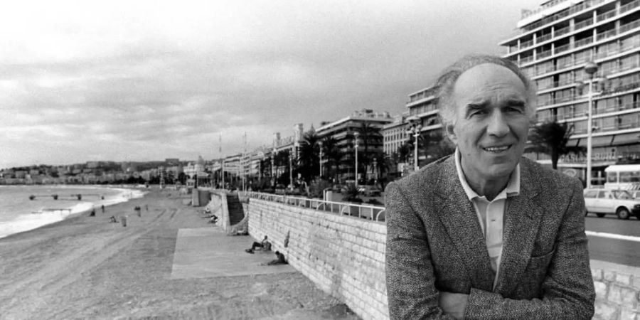 ARCHIV - Der französische Schauspieler Michel Piccoli nach der Vorführung des Films «Le general de l'armee morte». Foto: Eric Gaillard/AFP/dpa