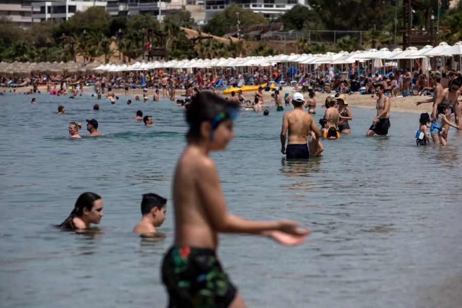 War einmal: Menschen baden am Samstag, 16. Mai, im Mittelmeer am Strand von Alimos in der Nähe von Athen.