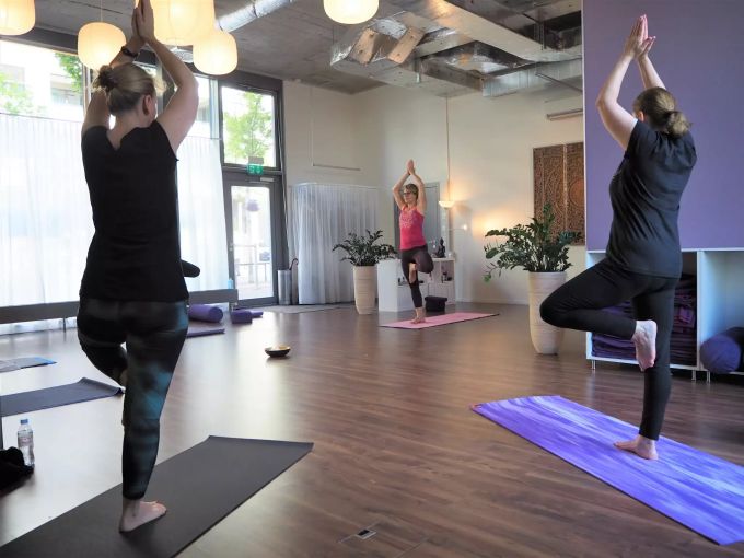 Die Gruppe freut sich, wieder miteinander im Studio sein zu dürfen. Yoga Femina Glattpark