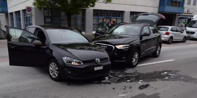 Totalschaden beim Einbiegen auf Strasse.