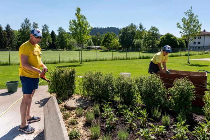 Die Bademeister bei der Gartenarbeit