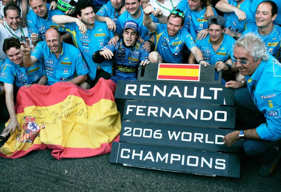 2006 setzt Alonso noch einen drauf und krönt sich zum jüngsten Doppelweltmeister der Formel-1-Geschichte.