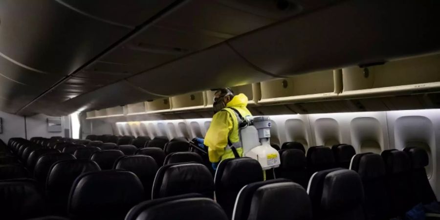 EU empfiehlt Schutzmasken und Abstand bei Flugreisen