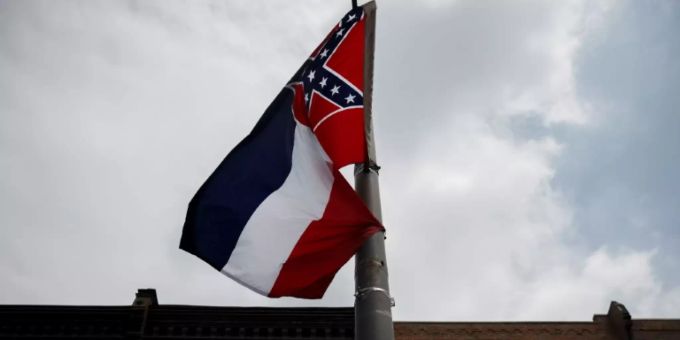 Die Konföderierten-Fahne (blaues Kreuz mit Sternen auf rotem Grund) mississippi fahne