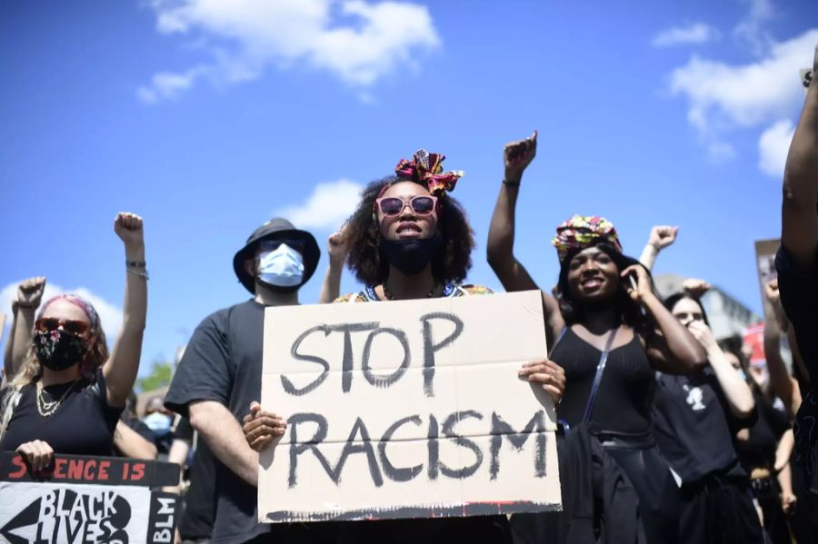 Menschen an der Demonstration gegen Rassismus heute Samstag in Zürich.