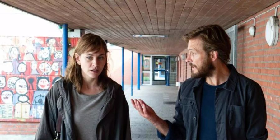 Ann Kathrin Klaasen (Christiane Paul) und Hero Klaasen (Andreas Pietschmann) sind sich bei der Erziehung des gemeinsamen Sohnes nicht immer einig. Foto: ZDF/Sandra Hoever/dpa