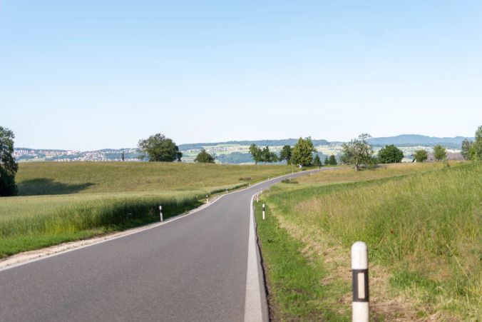Die Strasse von Wohlen zum Uezwiler Wald.