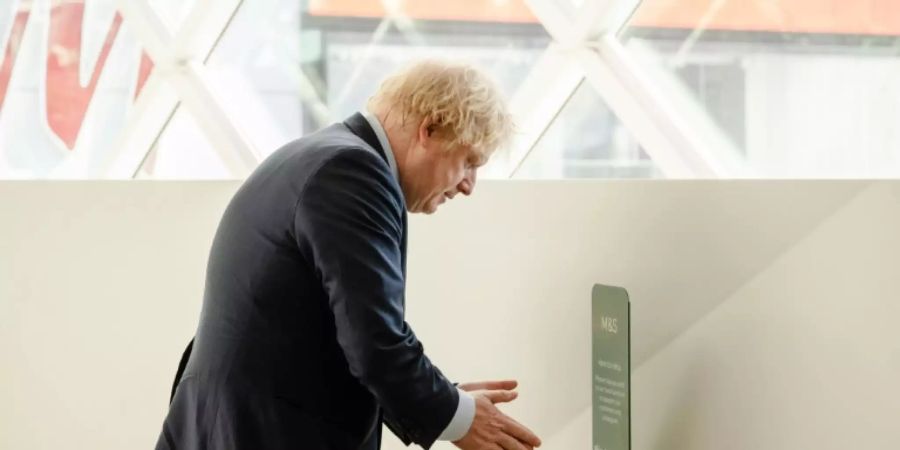 Premier Boris Johnson desinfiert sich bei Besuch von Geschäft die Hände