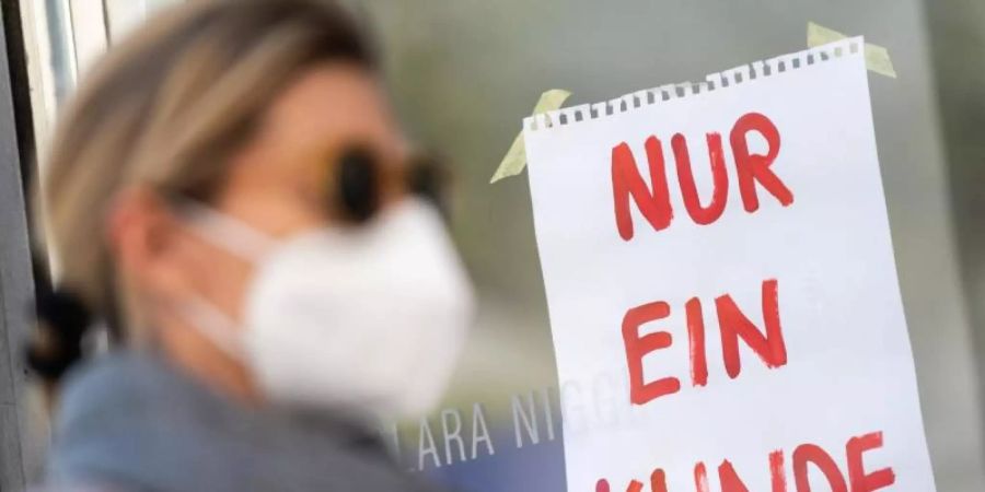 In ganz Deutschland beginnt in der kommenden Woche die Zeit der Maskenpflicht beim Einkaufen und im öffentlichen Nahverkehr. Foto: Peter Kneffel/dpa