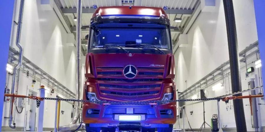 Ein Lkw auf einem Rollenprüfstand im Mercedes-Benz Werk Wörth. Daimler will künftig gemeinsam mit Volvo Brennstoffzellen für Lkw entwickeln. Foto: MediaPortal Daimler AG/dpa