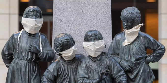 Auch die Kruzianer Bronzefiguren in Dresden tragen einen Mundschutz. Atemschutzmaske Coronavirus