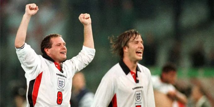 Paul Gascoigne (l.) und David Beckham (r.) bei der WM-Qualifikation 1998. Paul Gascoigne