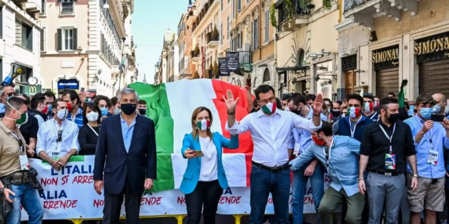 Salvini (r.) mit Meloni und Tajani (l.)