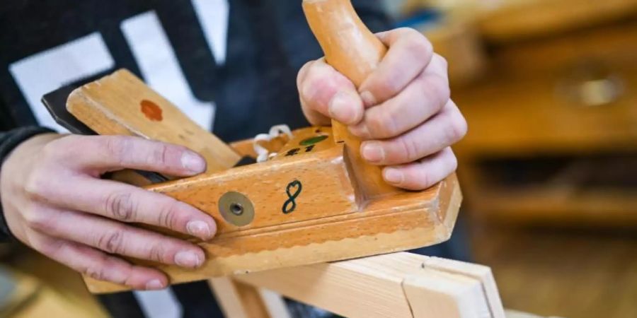 Nach Ansichten von Handwerksvertretern werden viele Handwerksbetriebe neue Ausbildungsverträge in diesem Jahr erst später abschliessen. Foto: Felix Kästle/dpa