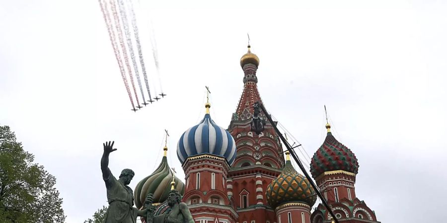 Flugzeuge der russischen Luftwaffe fliegen während einer Militärparade über die Moskauer Basilius-Kathedrale. Foto: Alexei Druzhinin/Kremlin Pool/Planet Pix via ZUMA Wire/dpa