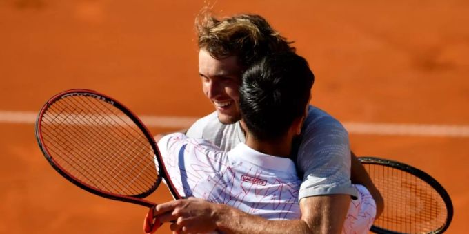 Novak Djokovic (v) umarmt Tenniskollegen Alexander Zverev Novak Djokovic (v) umarmt Tenniskollegen Alexander Zverev