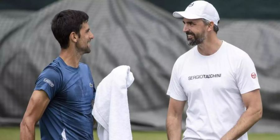 Bekommt wegen der umstrittenen Adria-Tour Rückendeckung von Goran Ivanisevic (r): Novak Djokovic. Foto: Peter Klaunzer/KEYSTONE/dpa