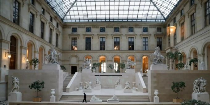 Leere Hallen: Der Pariser Louvre wartet auf seine Öffnung am 6. Juli. louvre