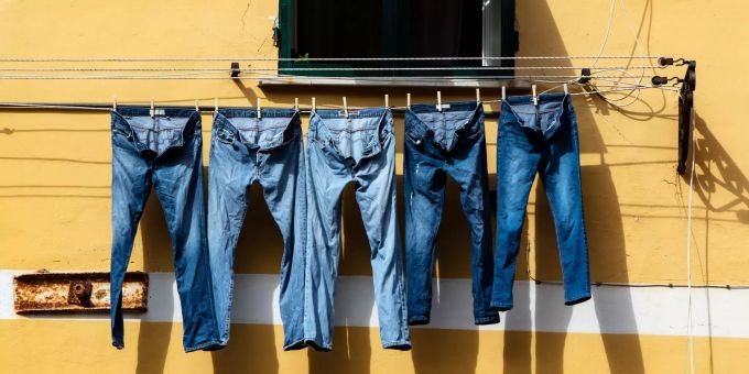 Mit der richtigen Pflege bleiben Jeans lange erhalten. Aufgehängte Jeans