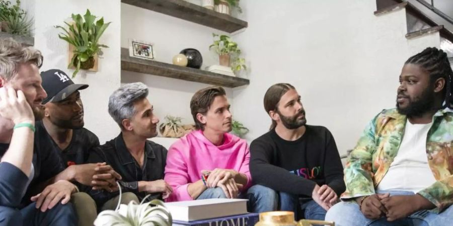 Bobby Berk (l-r), Karamo Brown, Tan Frances, Antoni Porowski, Jonathan Van Ness und Tyreek Wanamaker in der Folge 504 von «Queer Eye». Foto: Ryan Collerd/Netflix/dpa