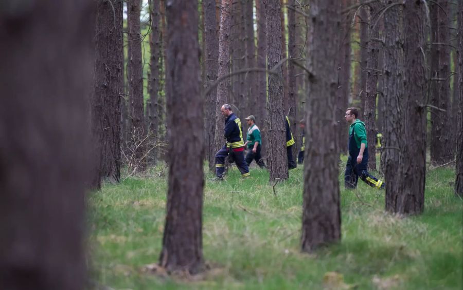 Hier durchforsten Einsatzkräfte das Gebiet, in welchem die kleine Inga verschwand.